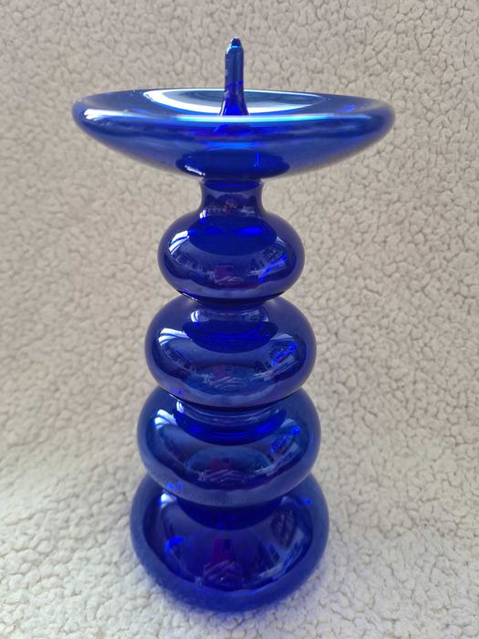 Świecznik w stylu skandynawskim z kobaltowego szkła