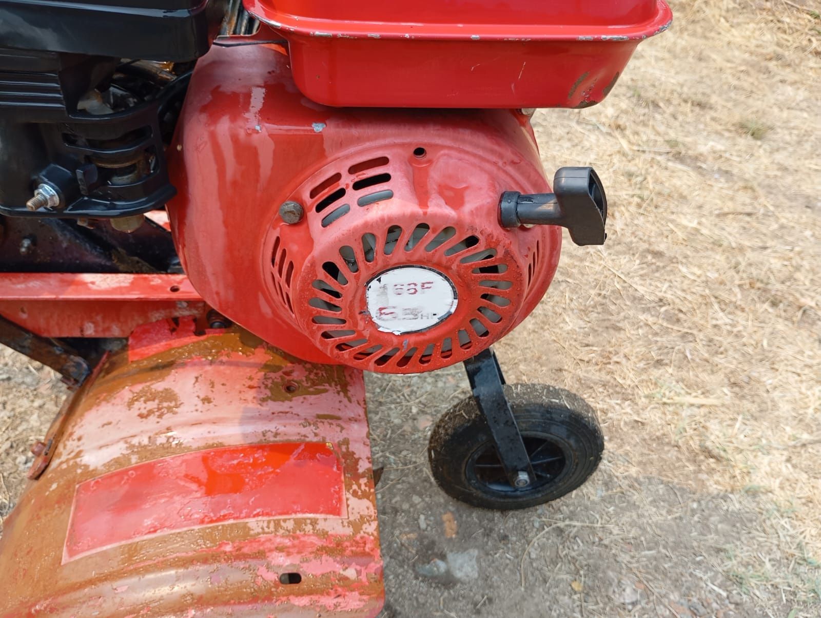 Moto-enxada 6.5cv a trabalhar