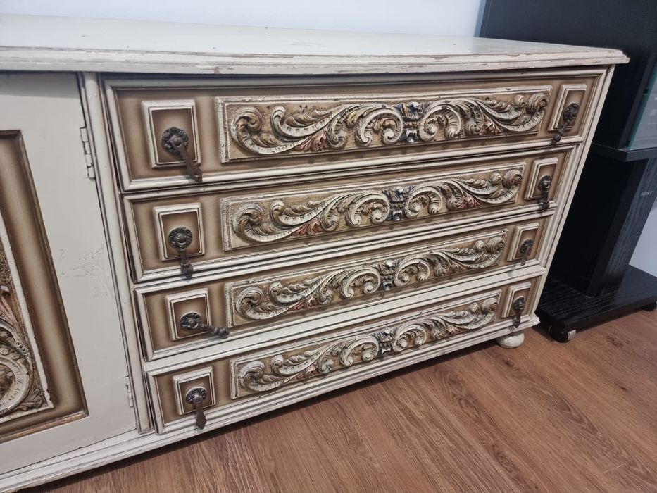 Móvel antigo em bom estado