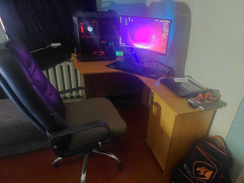 Компьютерный стол и офисный стул