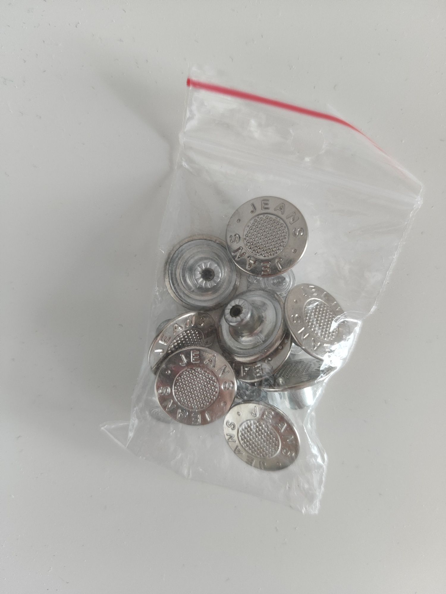 9 sztuk w srebrnym kolorze, metalowe guzików, które można dosztukować