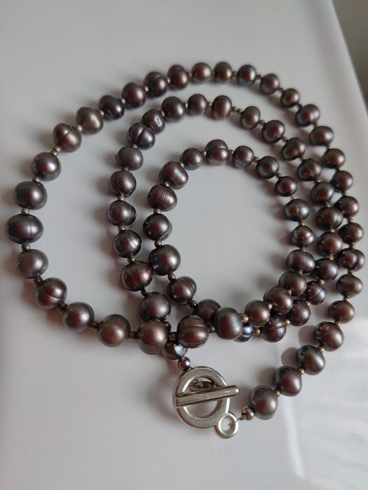 Naszyjnik z pereł naturalnych słodkowodnych szarych.