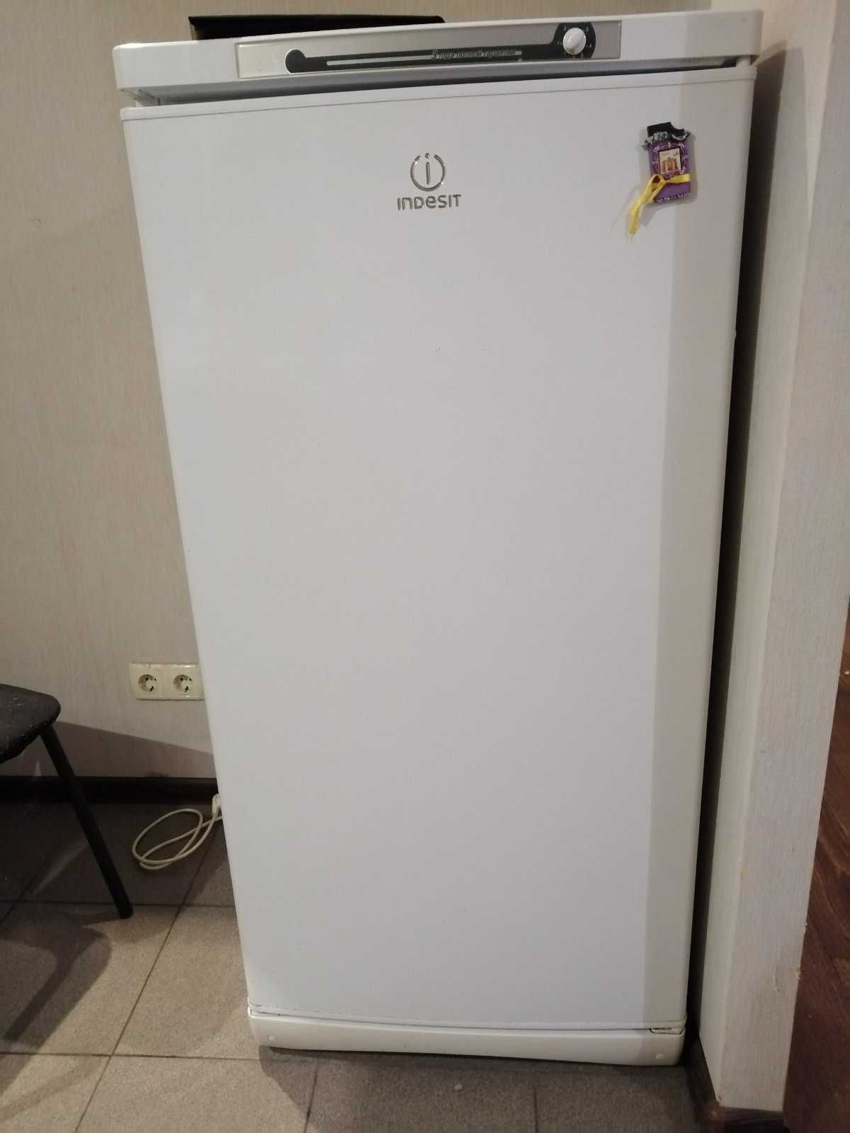 Холодильники Indesit однокамерний б.у. 140 см