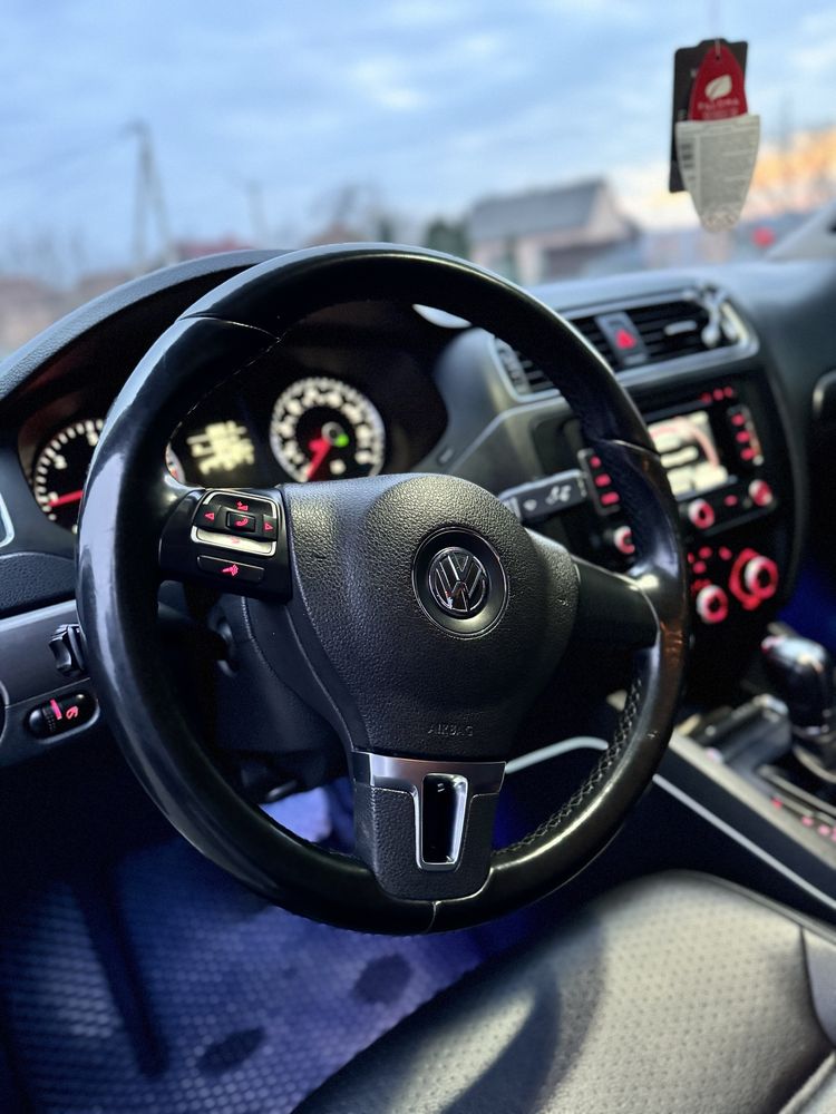 VW JETTA 2.0 tdi DSG 2013р