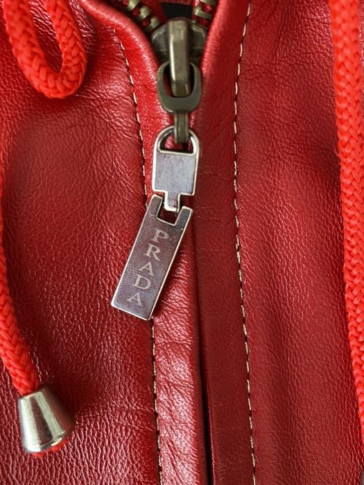 Шкіряна куртка з капюшоном