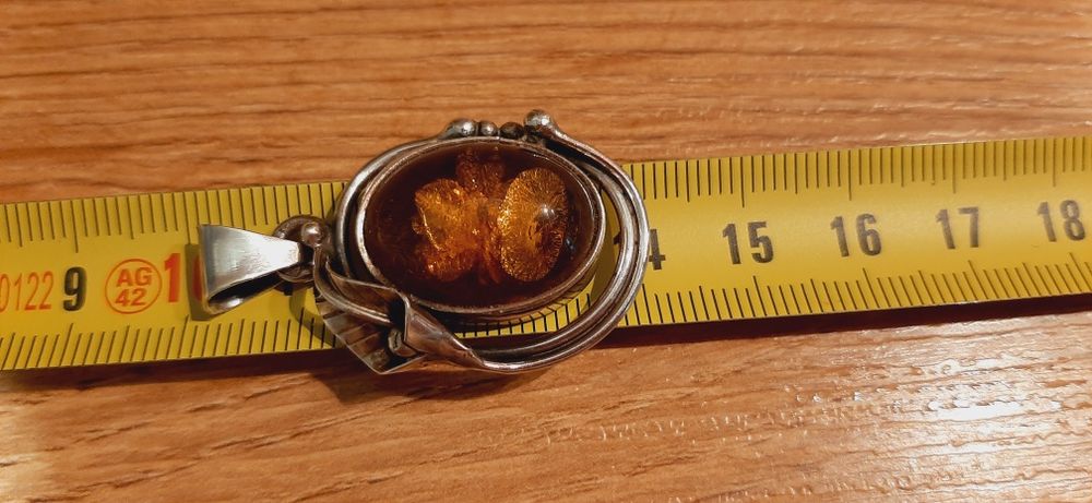 Klasyczny wisiorek bursztyn w srebrze