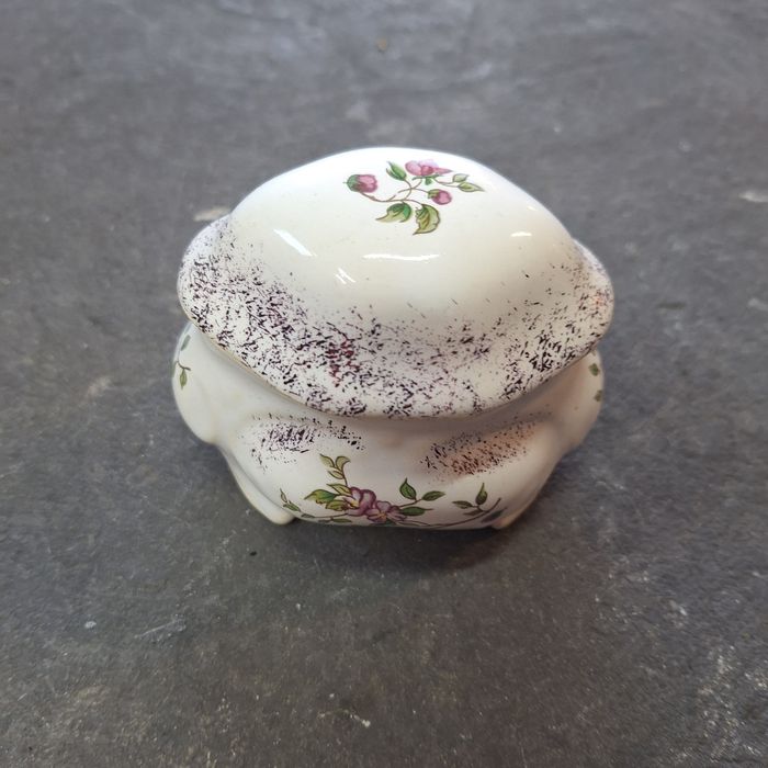 Szkatułka porcelanowa.