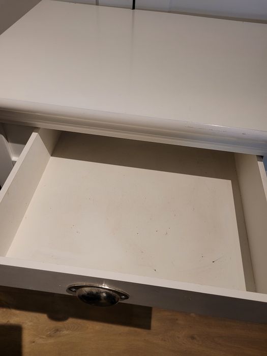 Białe biurko toaletka z lustrem