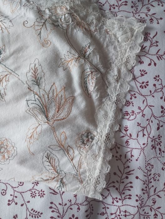 Blusa com pormenor em renda