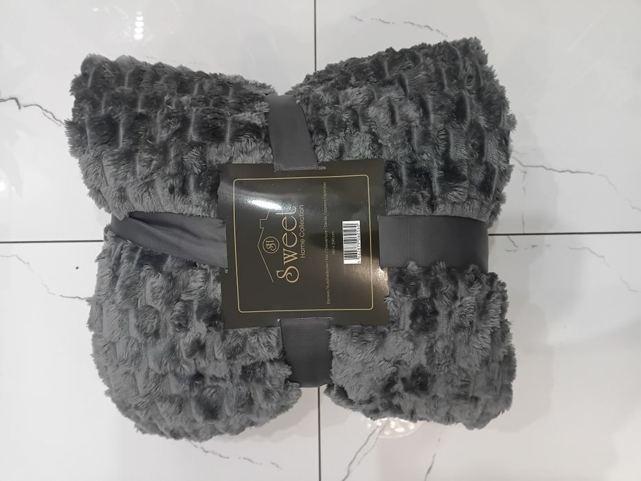 koc, szara narzuta elegancka na łóżko