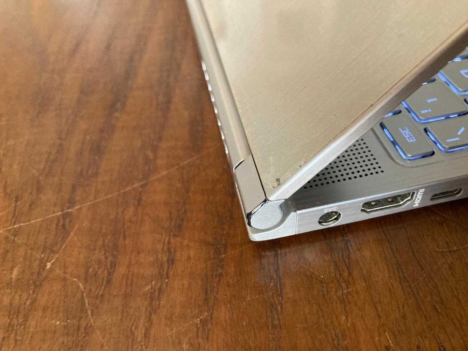 Computador cinzento MSI i5, 10th geração