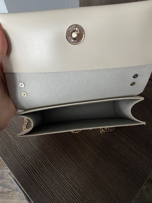 Маленька кремова сумка на ланцюжку