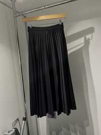 Czarna elegancka midi plisowana spódnica, r. S Bershka