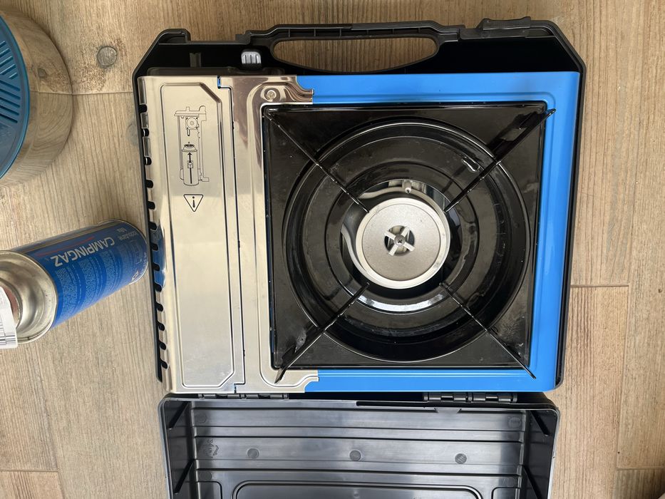 Conjunto fogareiro Campingaz e tacho com pratos e talheres