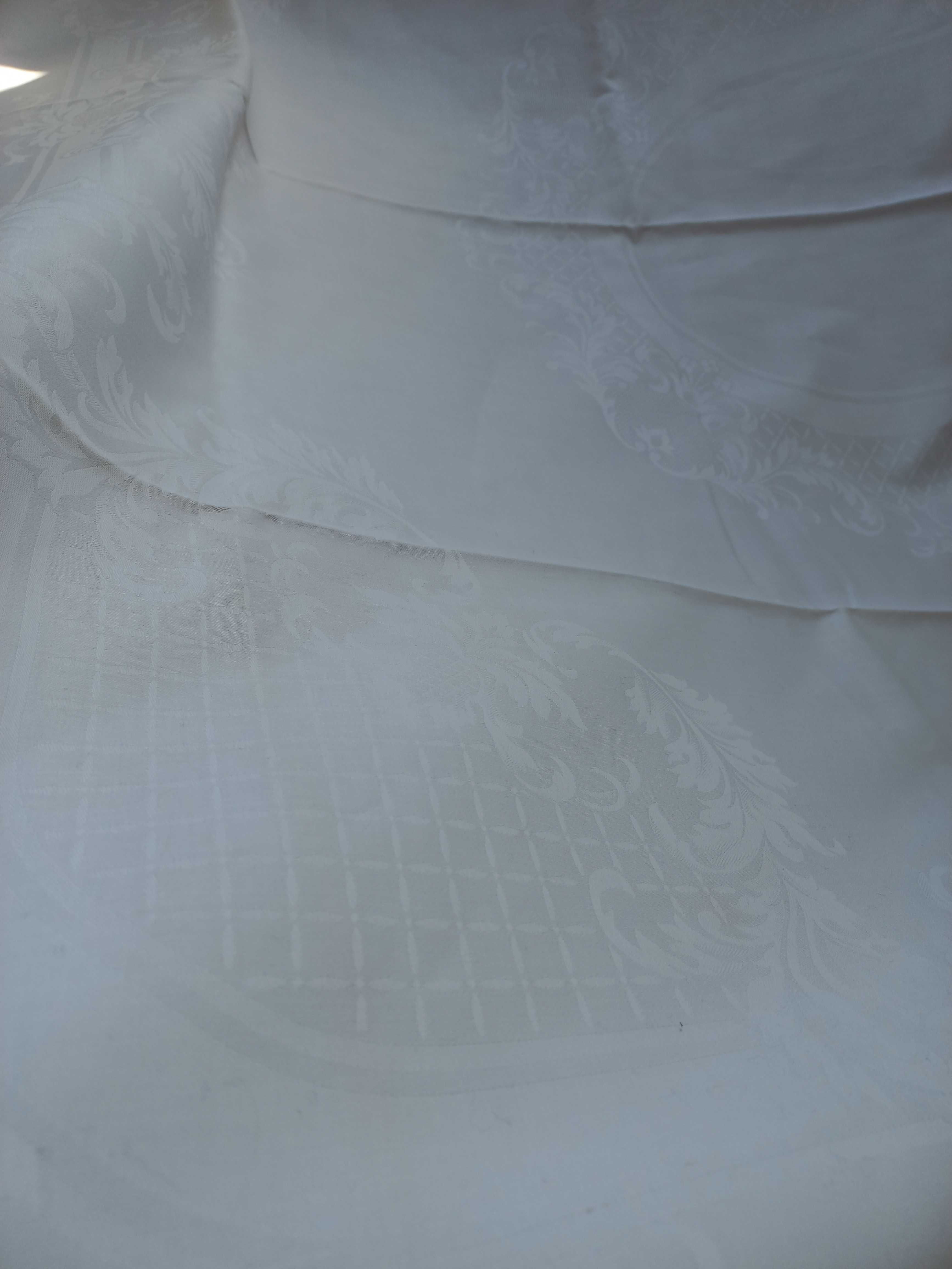 Biały klasyczny bawełniany obrus 125x145cm