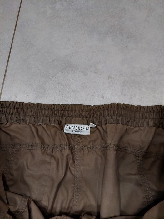 Spodnie z szerokimi nogawkami Generous