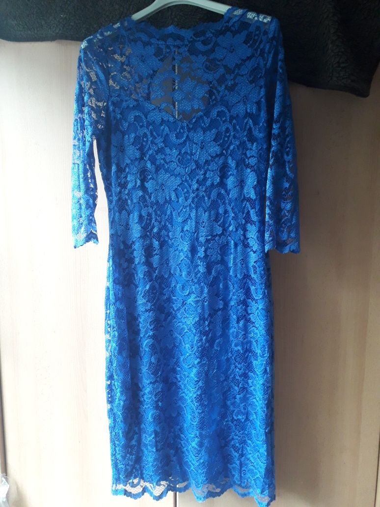 koronkowa  niebieska sukienka z dekoltem i wyciętym tylem