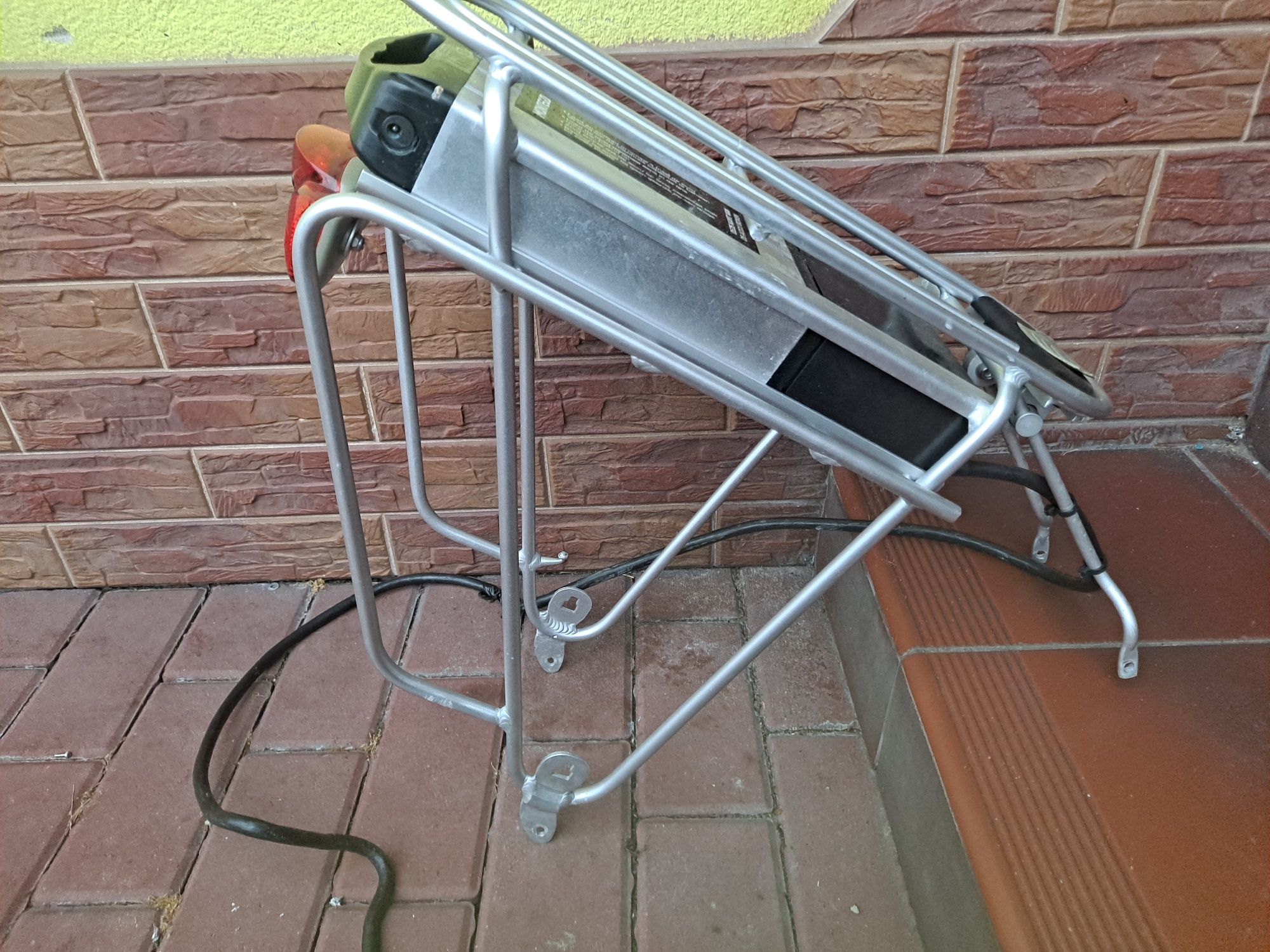 Bateria z bagażnikiem do roweru elektrycznego