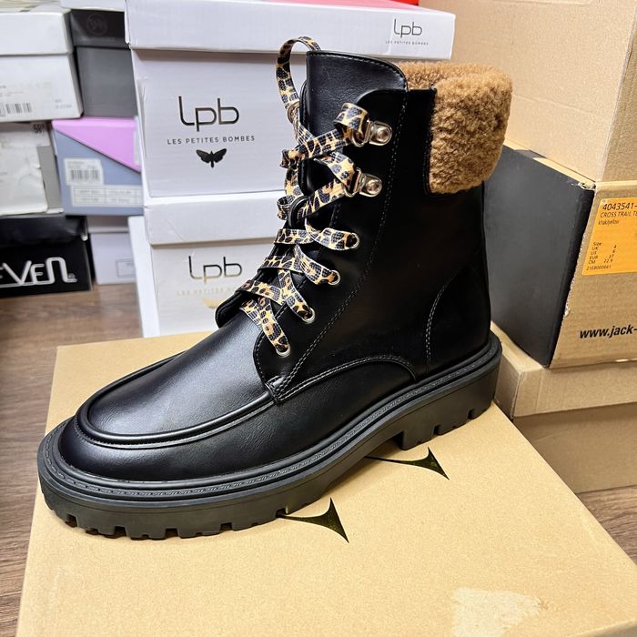 Ботинки жіночі Vanessa Wu. Розмір 39. Оригінал!!!