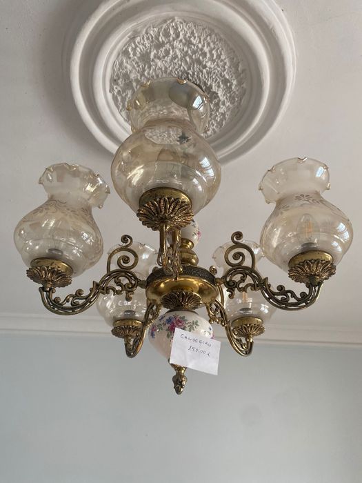 Candeeiro em porcelana e metal cinco lâmpadas