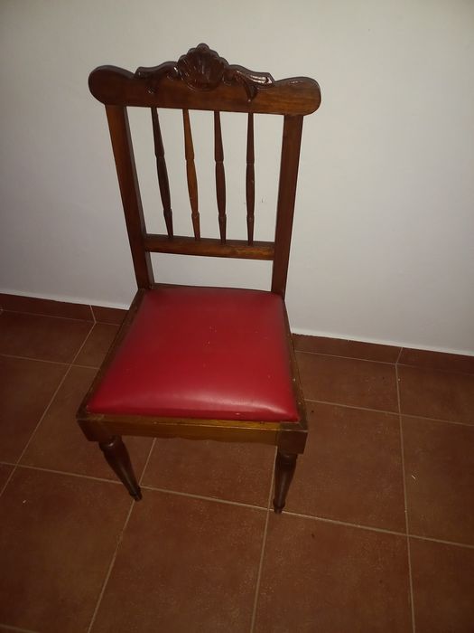 Cadeira antiga vermelha