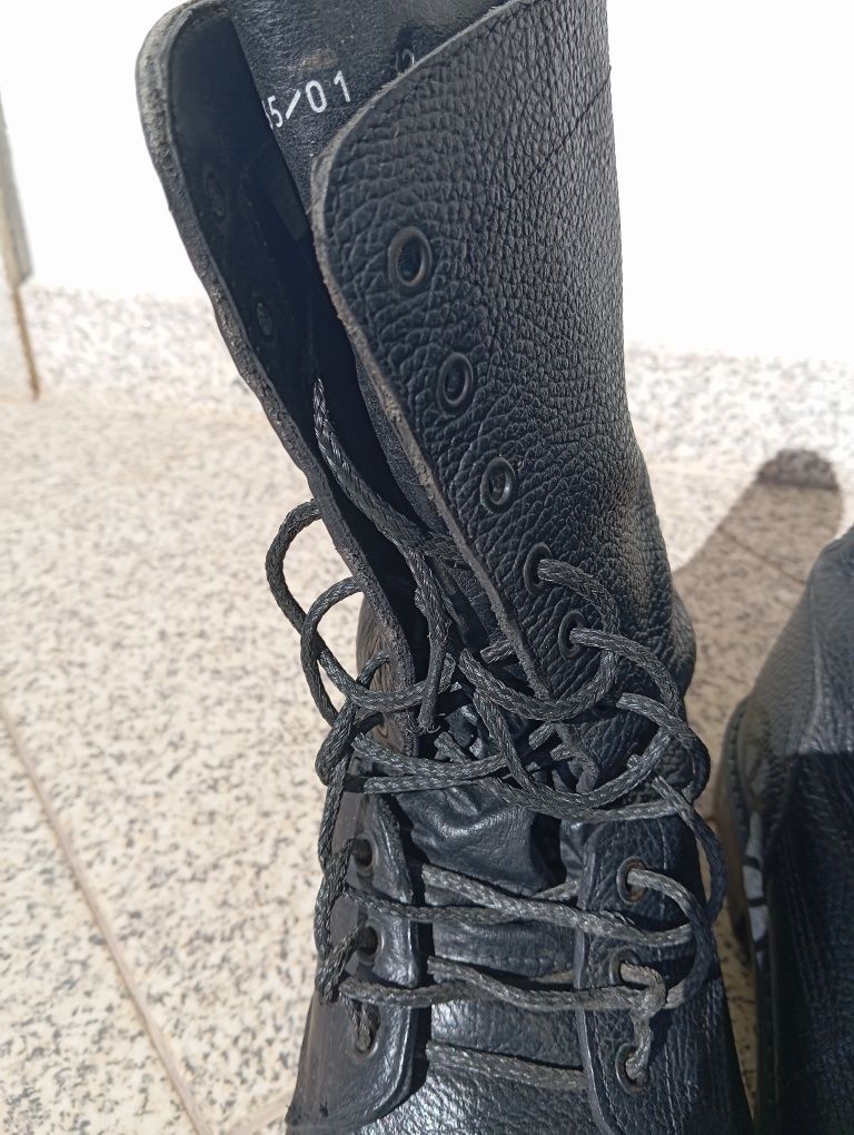 Botas Militares Pretas de Couro - Tamanho 42