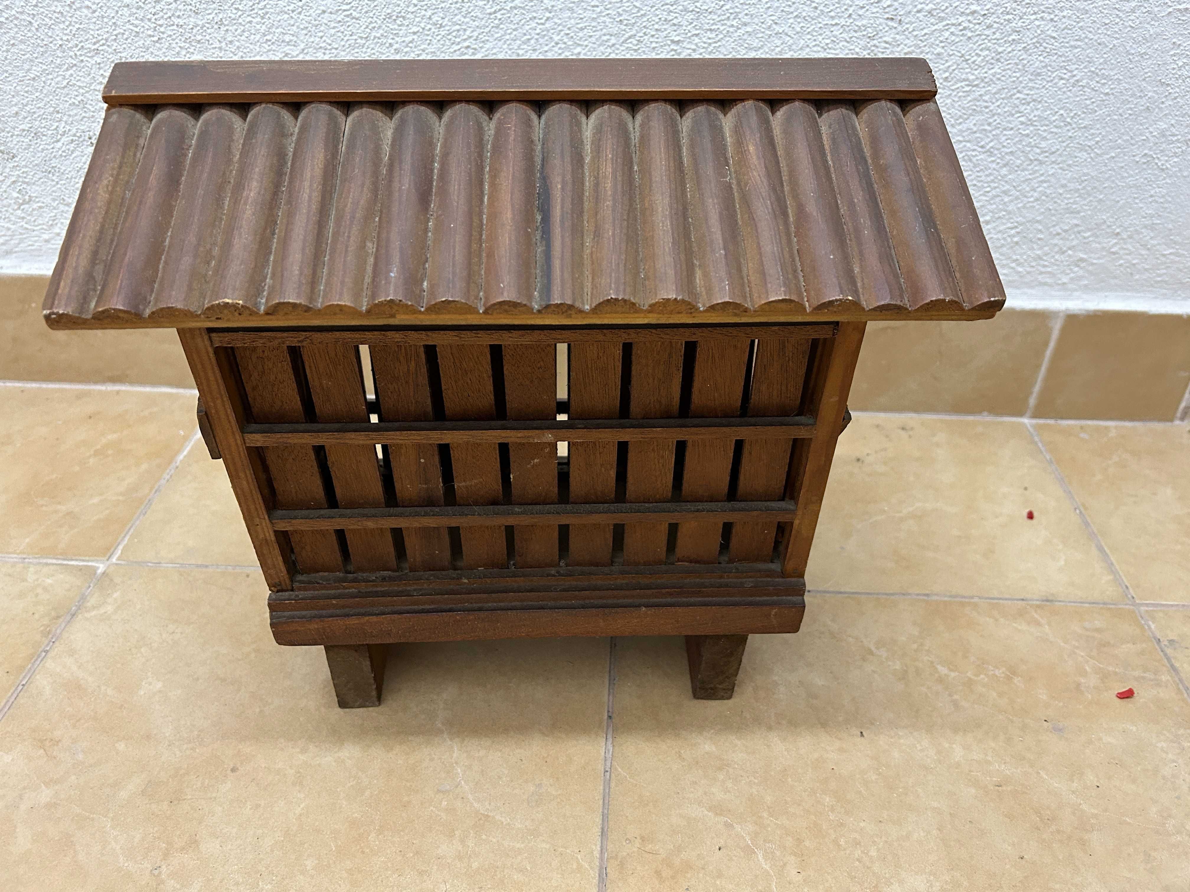 Milheiro em madeira com portas