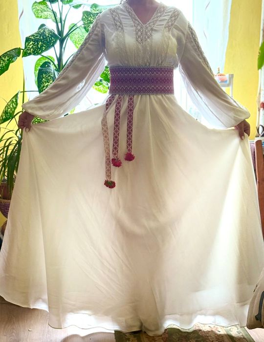 Продається вишите плаття.