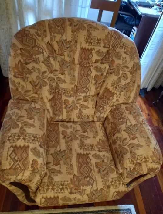 Conjunto de 3 sofás em excelente estado. O maior é sofá-cama