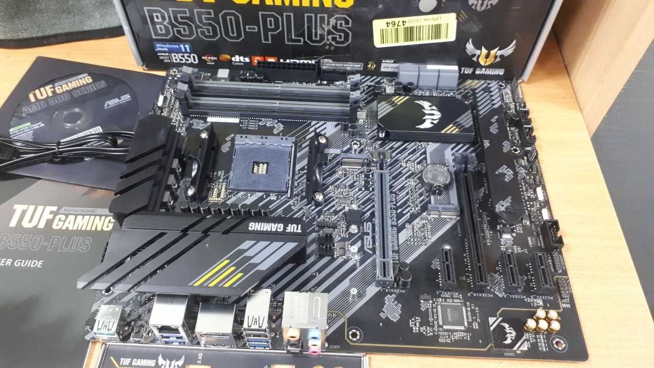 Материнська плата ASUS TUF GAMING B550-PLUS