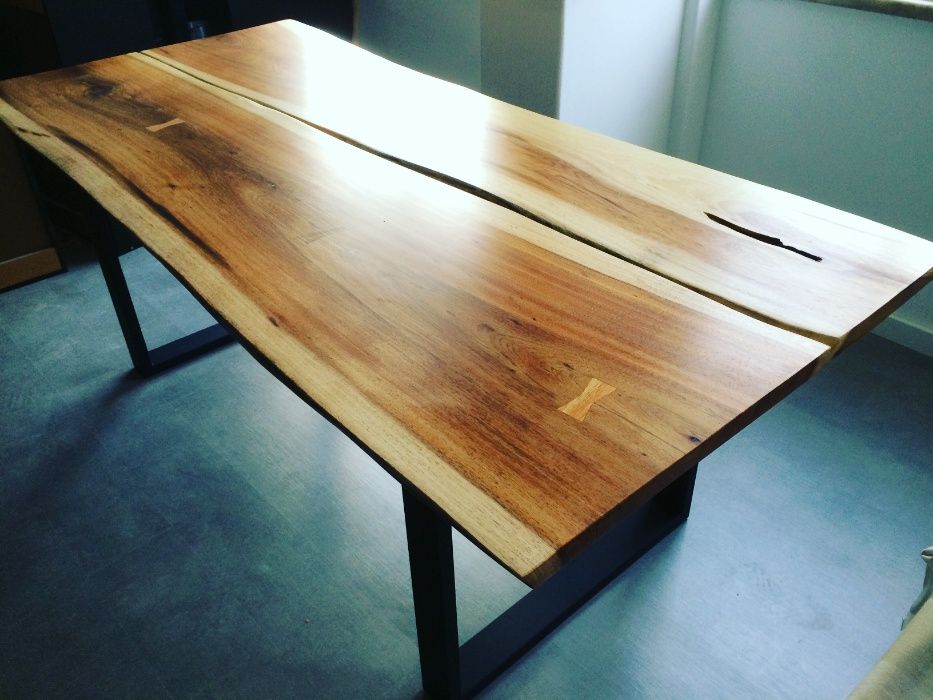 Mesa de jantar de borda orgânica, madeira maciça, feita á medida