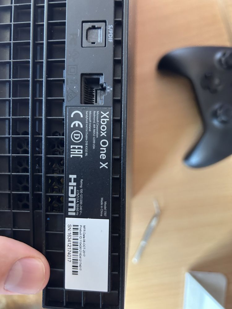 Продам Xbox one X 1 tb