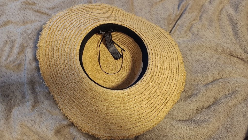 Letni kapelusz plażowy z dużym rondem z rafii r. S 56 cm Zara