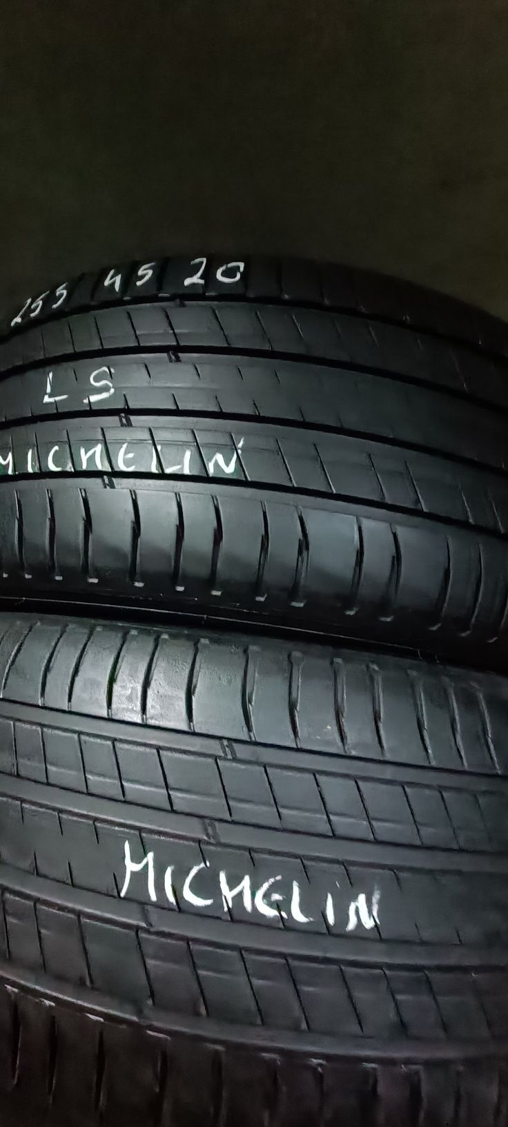 Pneus  255/45/20