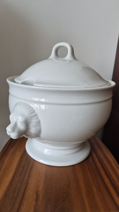 Porcelana Lubiana waza lwie głowy