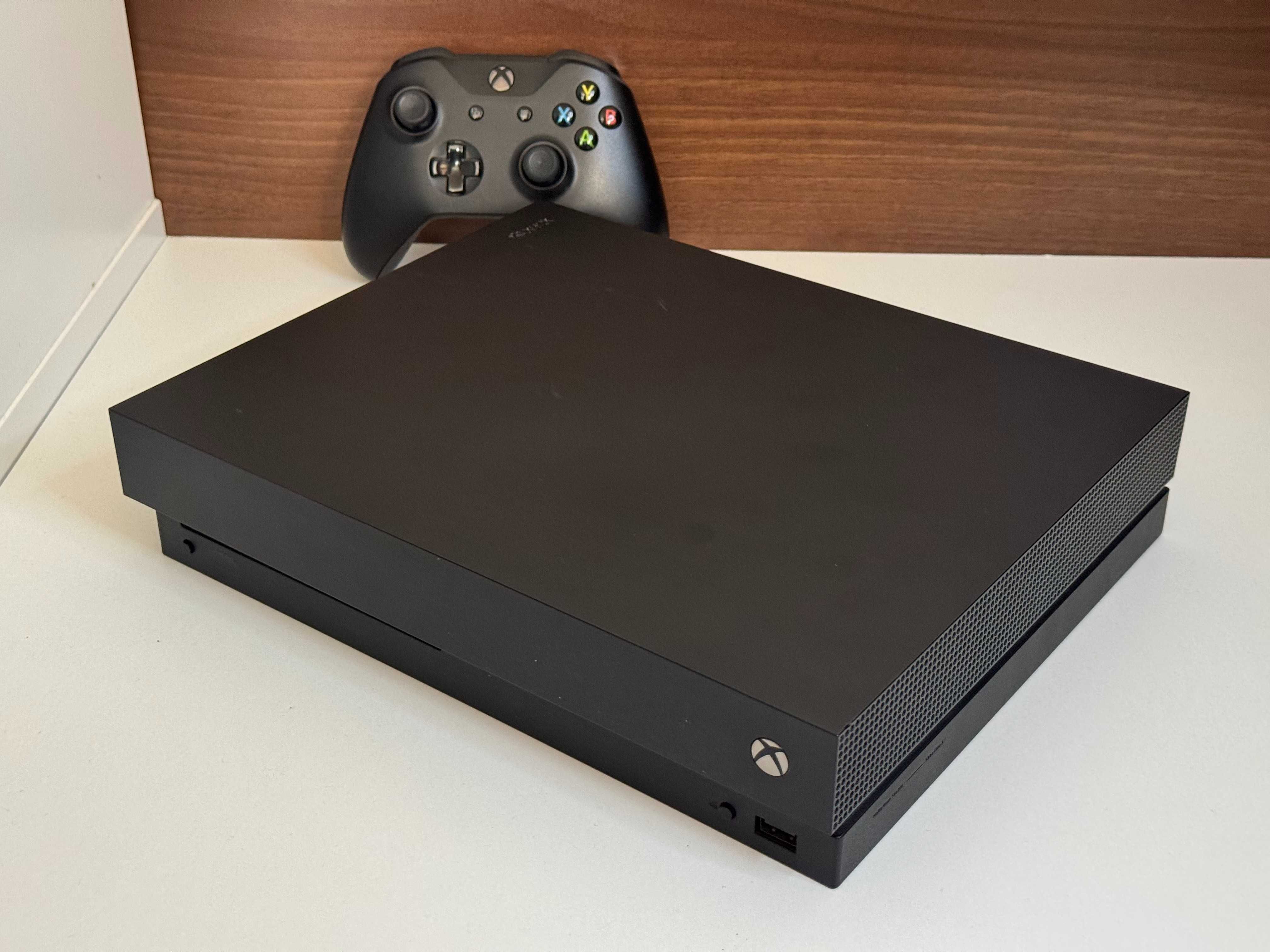 Konsola XBOX ONE X 1TB z Padem Napędem Ładowarką i Akumulatorkami