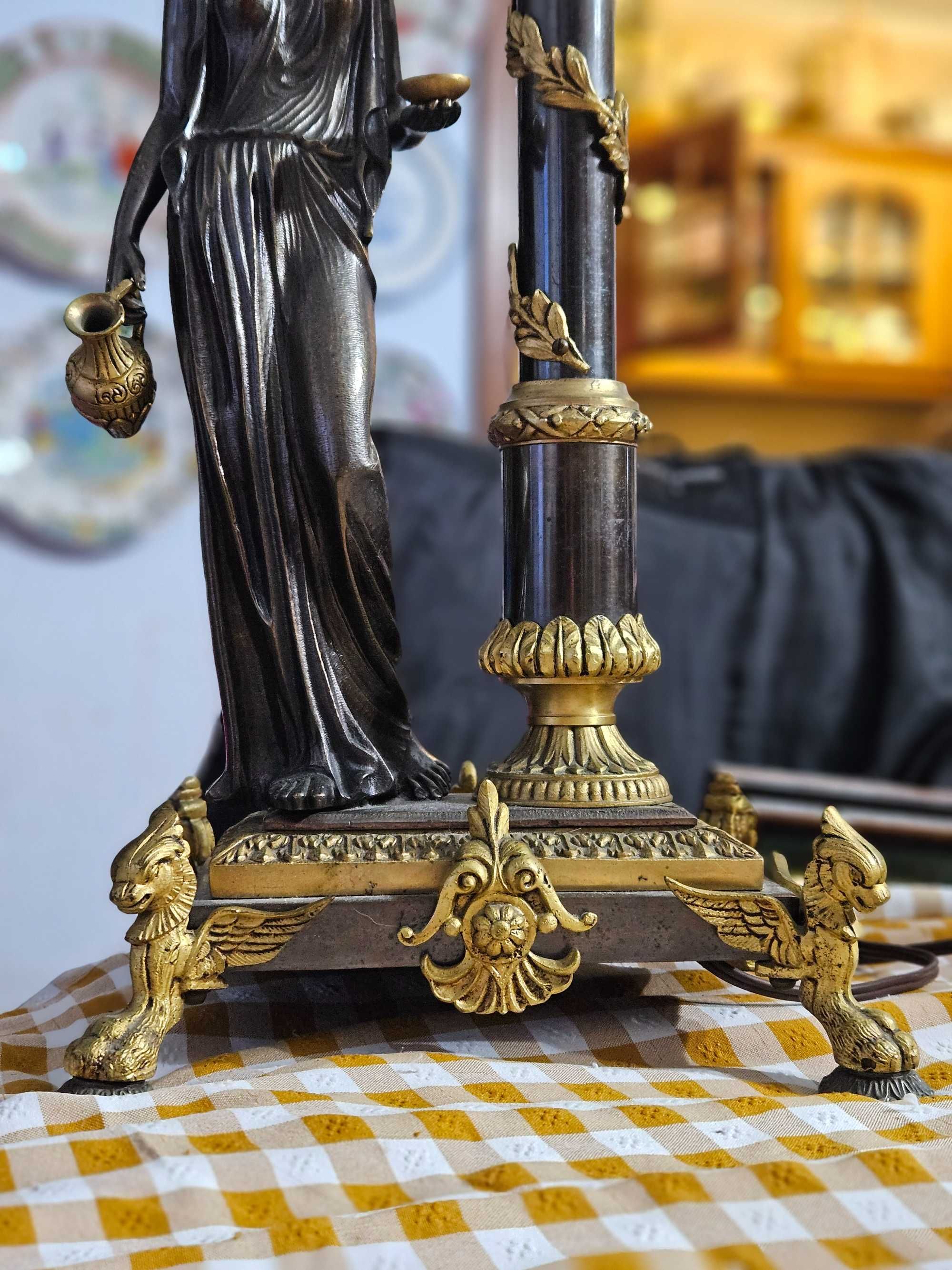 Candeeiro com estátua em latão
