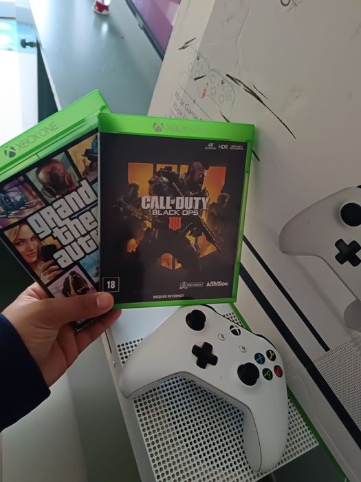 Xbox One S 1TB + comando + GTA V e COD — impecável