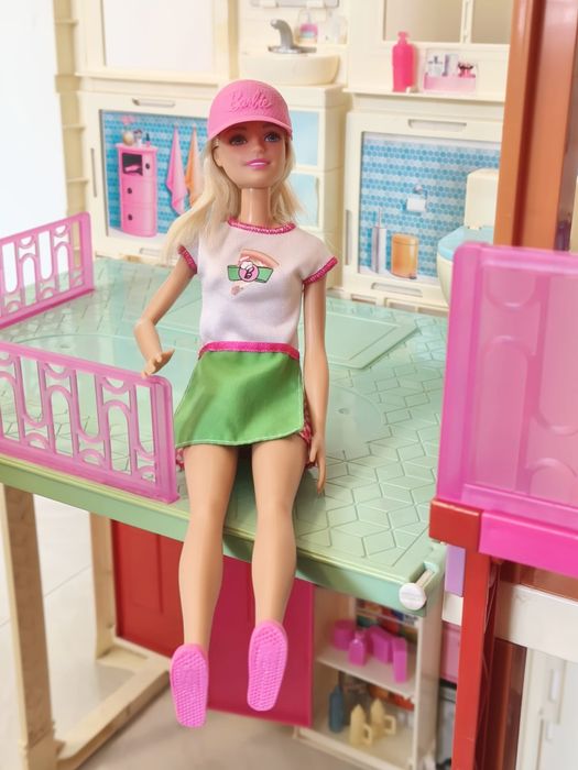 Casa da Barbie com bonecas e acessórios