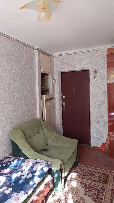 Продам кімнату в центрі міста на першому поверсі, є меблі та техніка