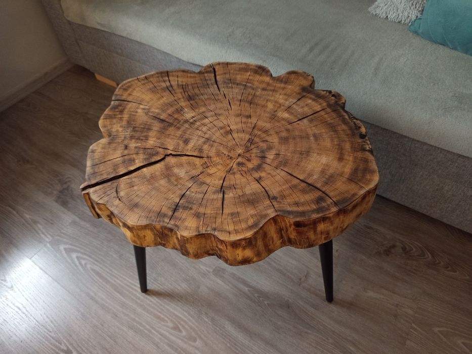 Stolik z plastra drewna. Wiąz opalany .62x55cm.