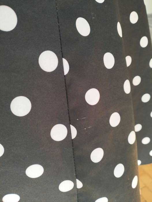 Sukienka w grochy z czerwonym kołnierzykiem