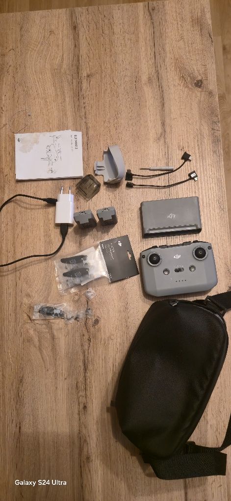 Pilot dji mini 2 plus dwie baterie i inne rzeczy