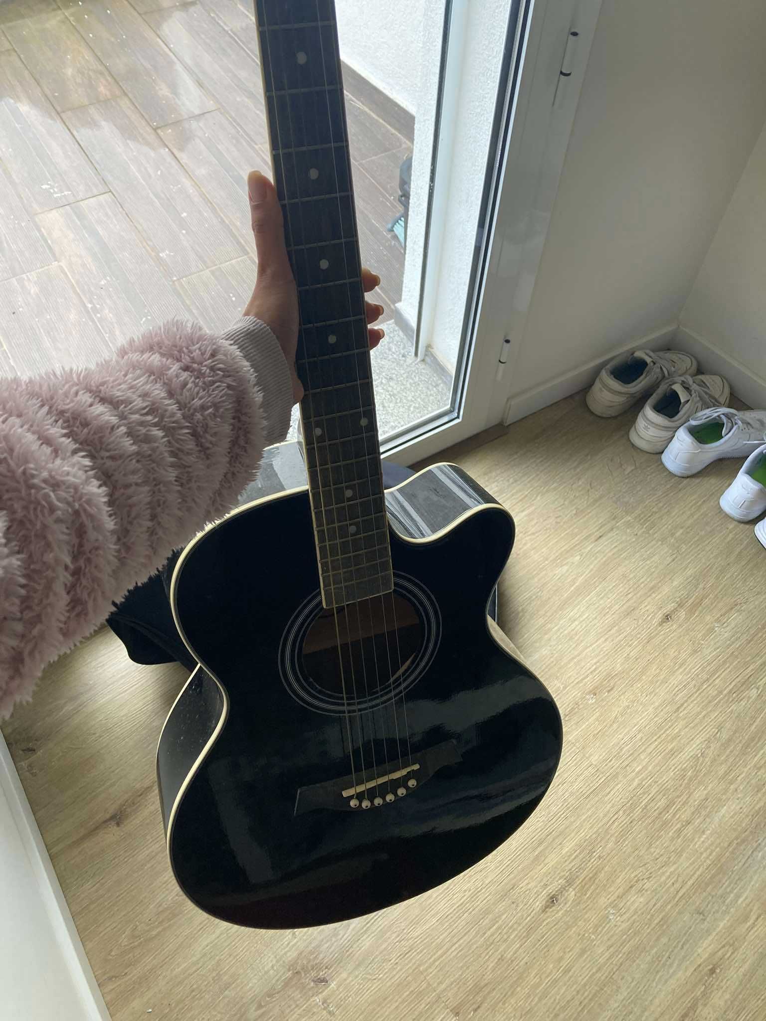 Guitarra acústica como nova