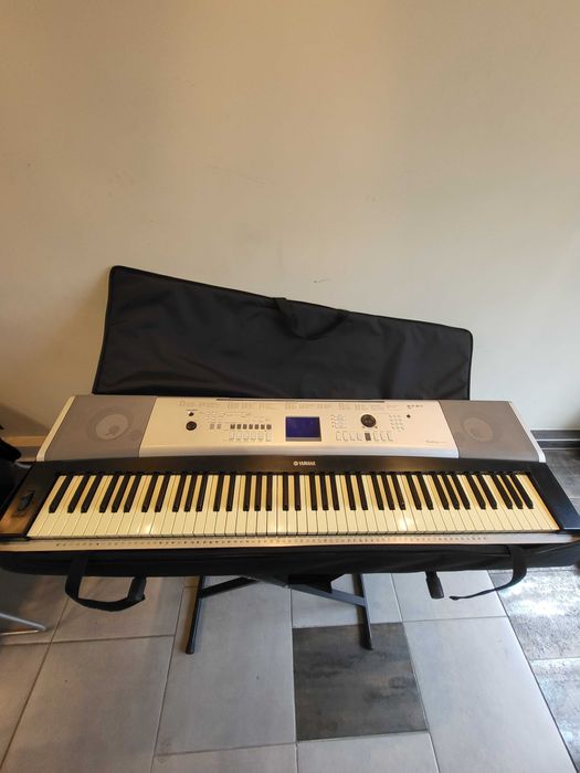 Na sprzedaż Yamaha dgx 520 futerał, nakładka p. kurzowa, pedał.