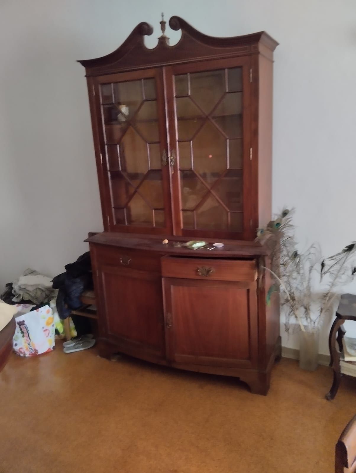 2.  Moveis cristaleiras e uma mesa e quarto cadeiras a mesa  pé galo