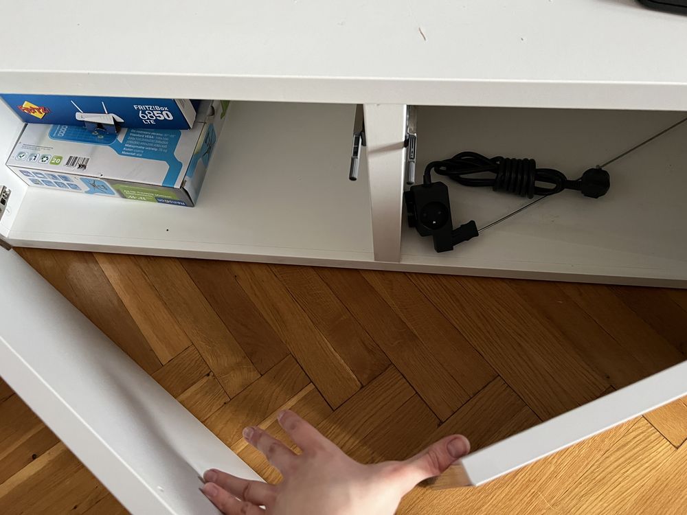 Biała blyszcząca komoda szafka RTV Ikea