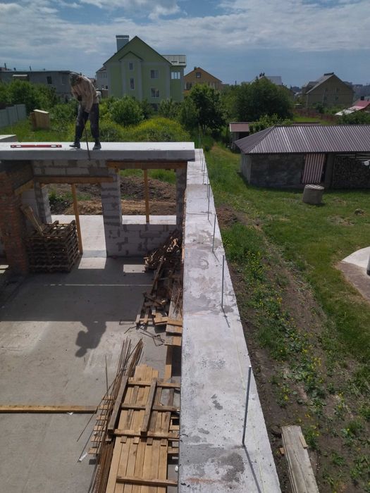 Професійна бригада з виконробом виконує будівельні роботи під ключ