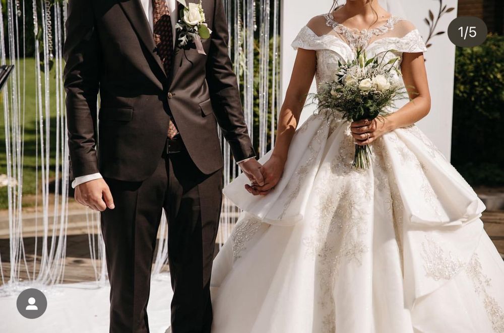 Розкішна королівська весільна сукня зі шлейфом.