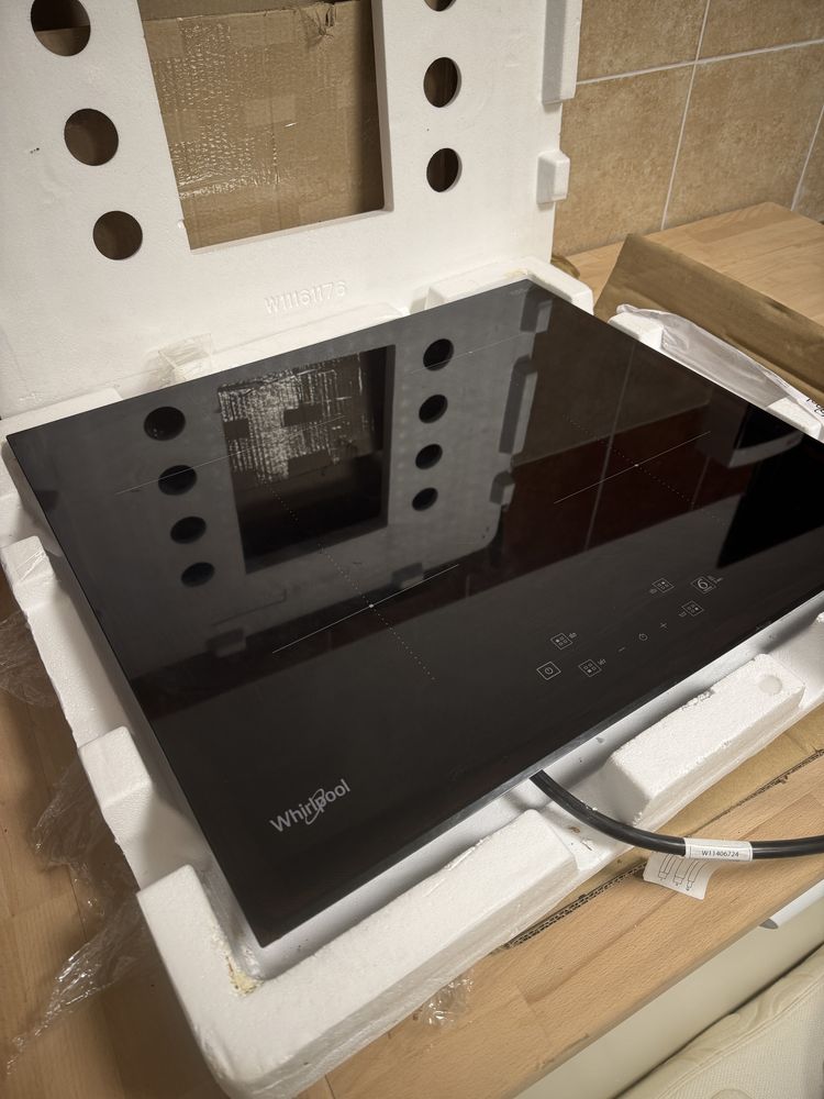 Варильна поверхня електрична Whirlpool WSQ2760BF